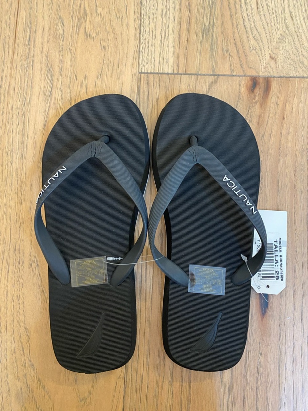 Nautica Black Men size 7 Flip Flop Sandals. Please note worn on strap.